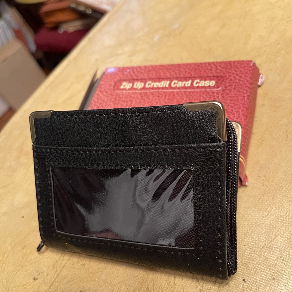 🔴NWOT ZIP UP CREDIT CARD CASE 16 SLOTS, PLUS FRONT SLOT for Drivers License